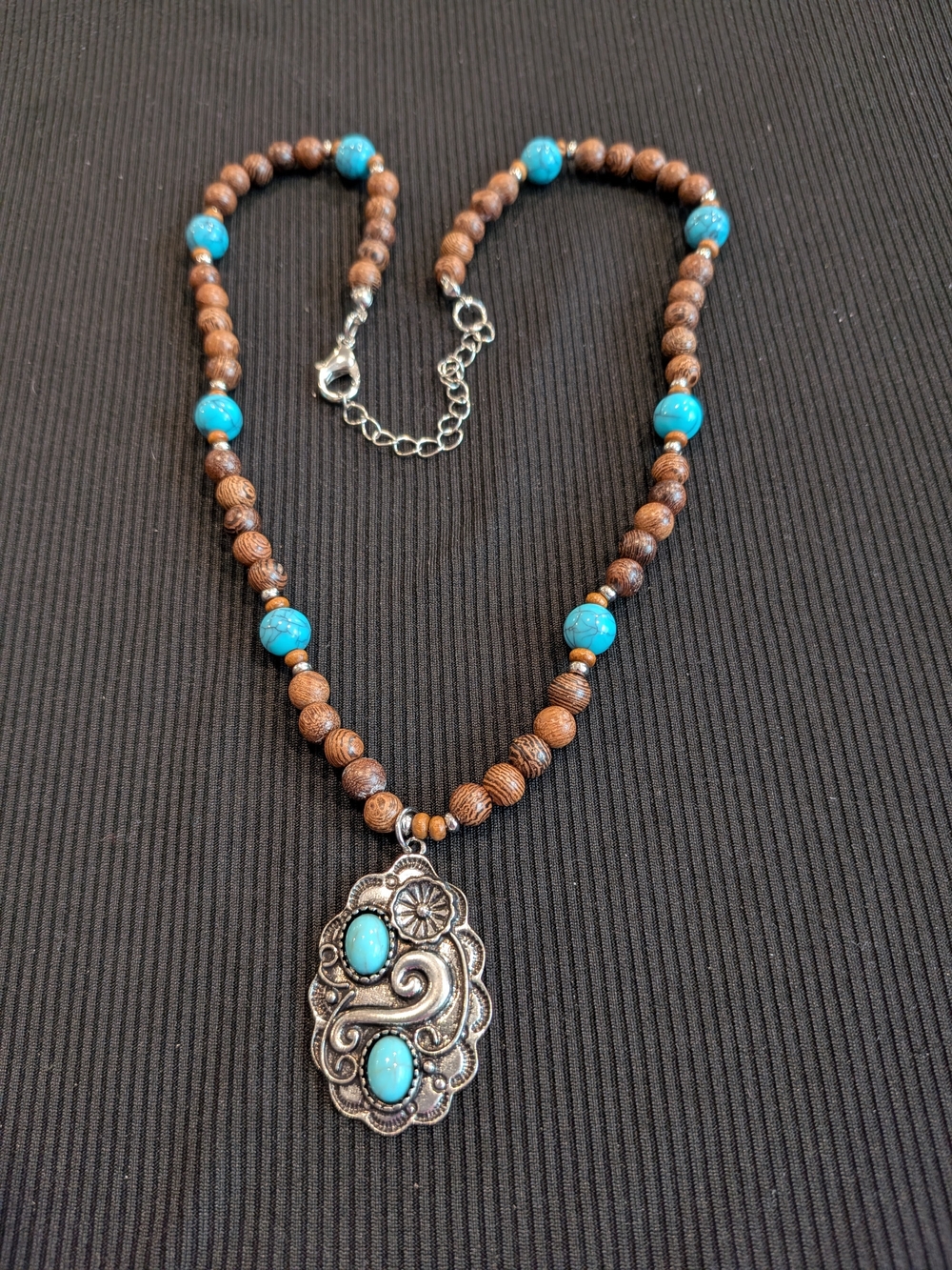 B#4: A Southwestern Style Turquoise & Wood Bead Pendant Necklace 11.5"